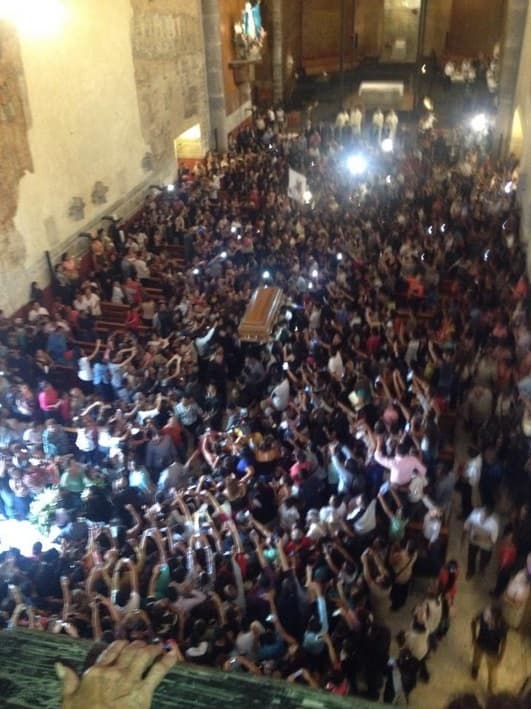 La gente peleó para lograr estar cerca por última vez de su querido ídolo.