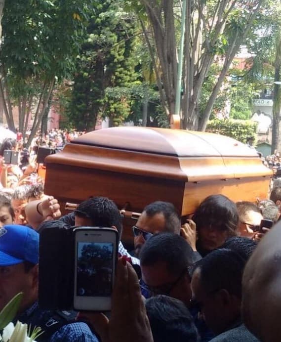 Entre empujones y jalones, el funeral se convirtió en un verdadero caos.