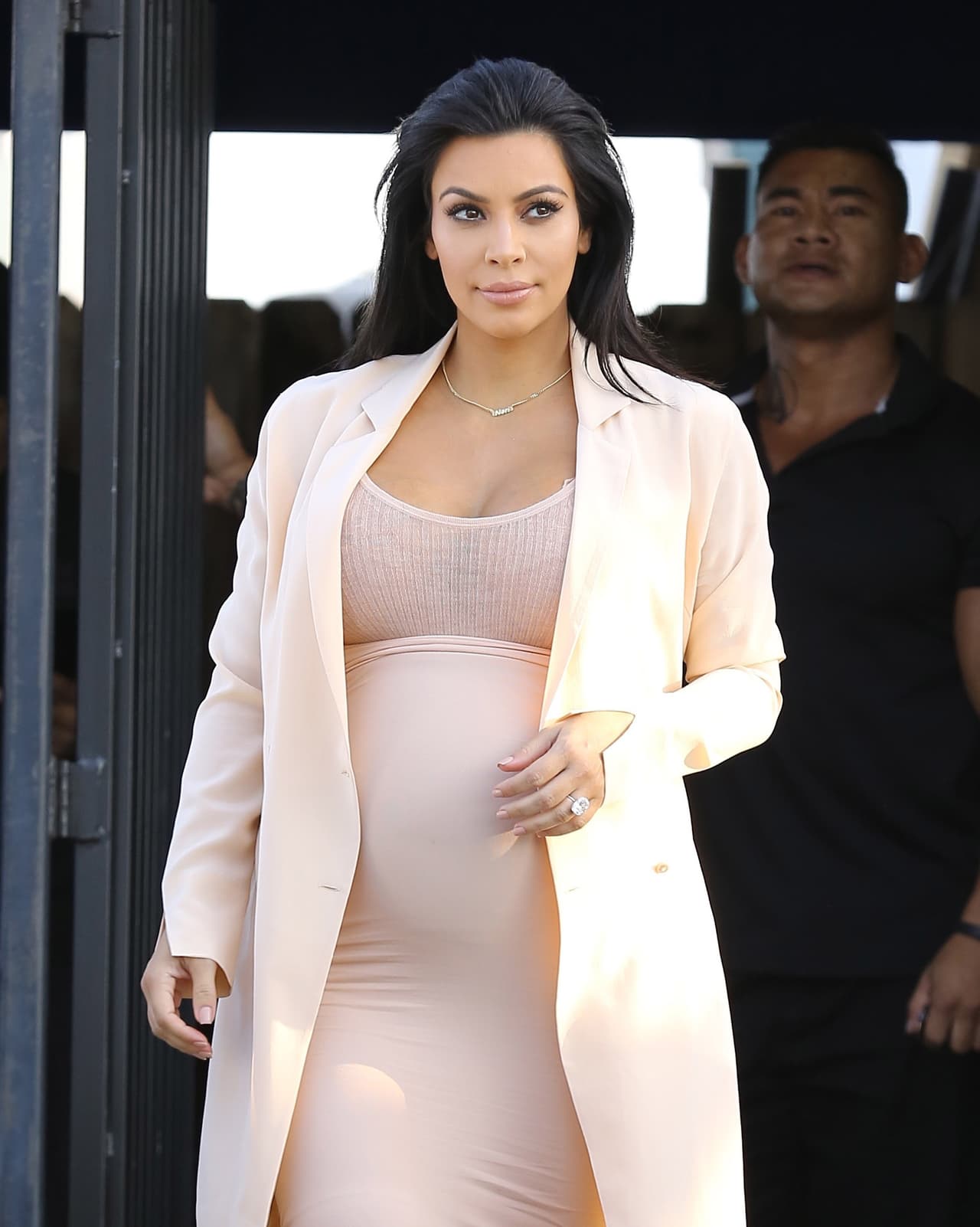 Kim Kardashian luce más bella que nunca con casi siete meses de embarazo.