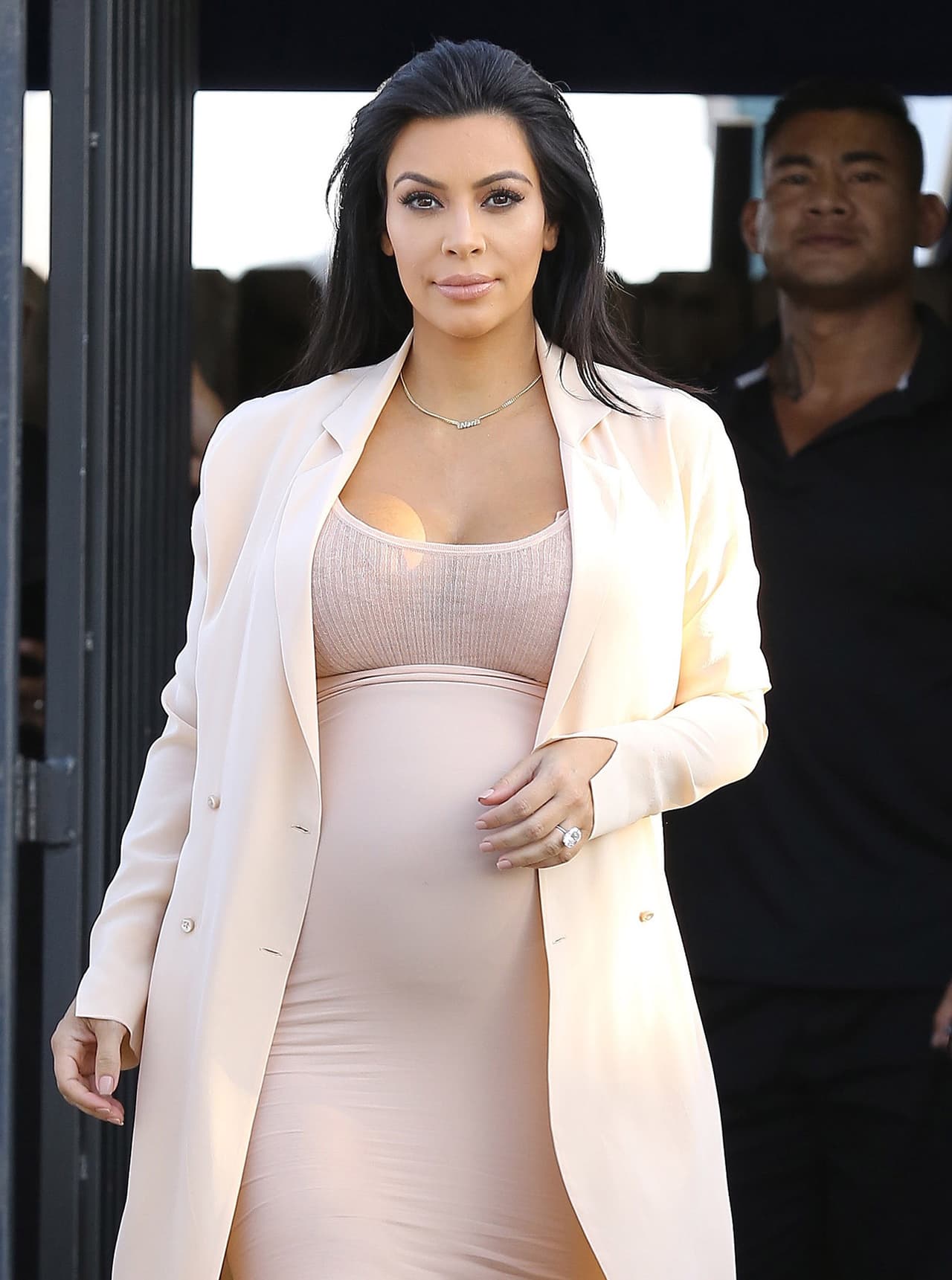 Kim Kardashian luce más bella que nunca con casi siete meses de embarazo.