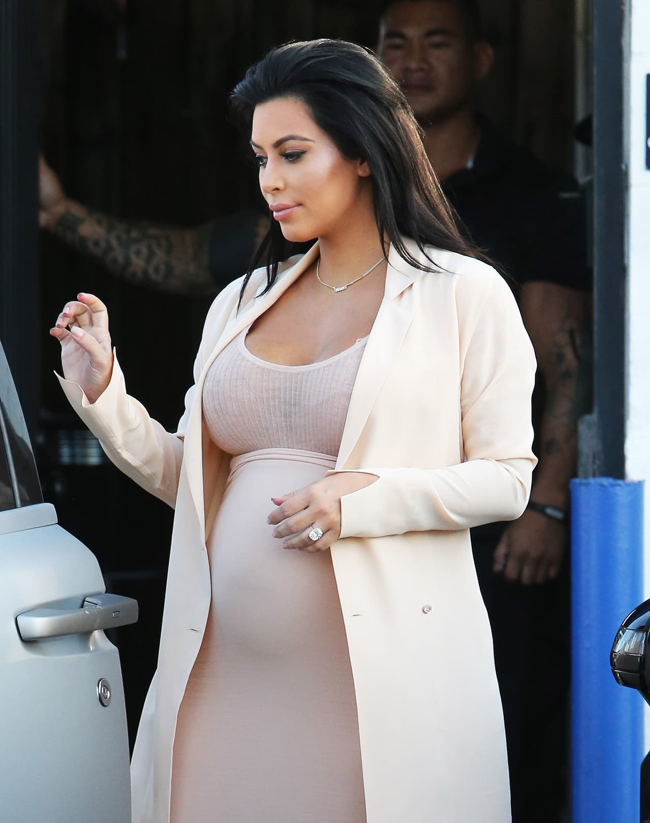 Kim Kardashian luce más bella que nunca con casi siete meses de embarazo.