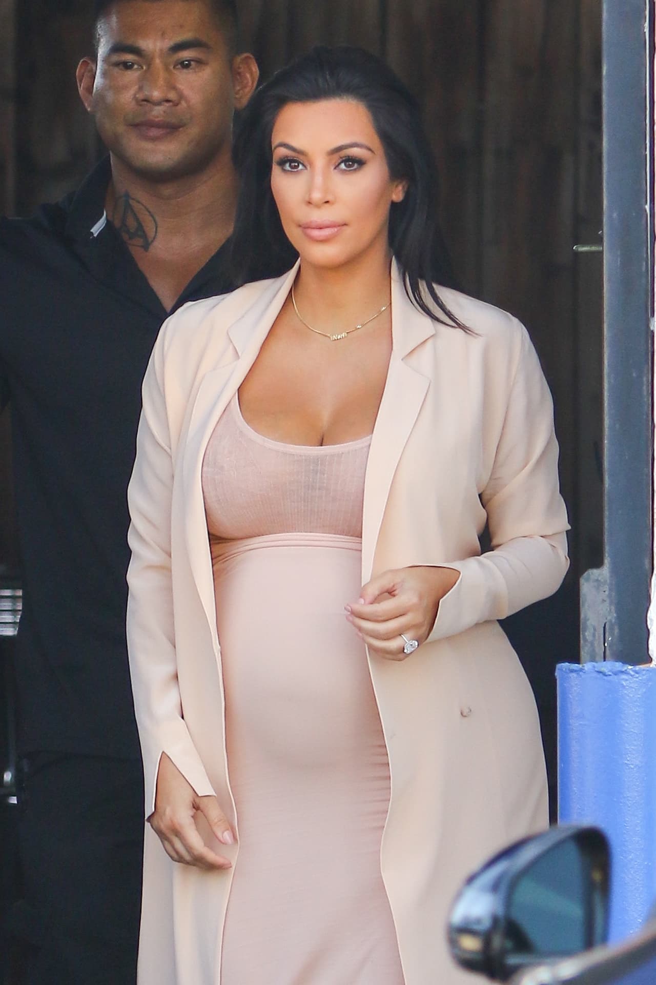 Kim Kardashian luce más bella que nunca con casi siete meses de embarazo.