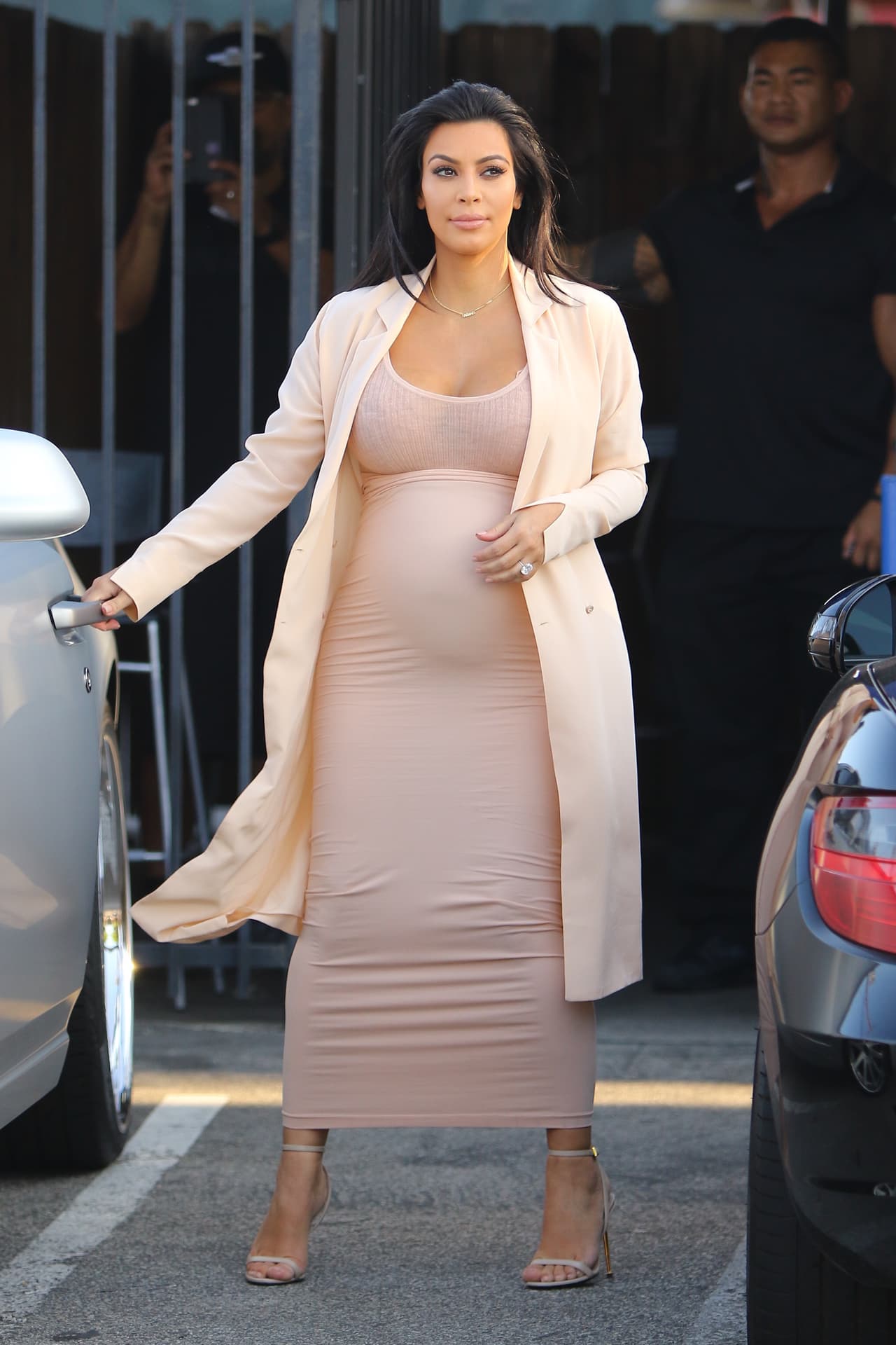 Kim Kardashian luce más bella que nunca con casi siete meses de embarazo.