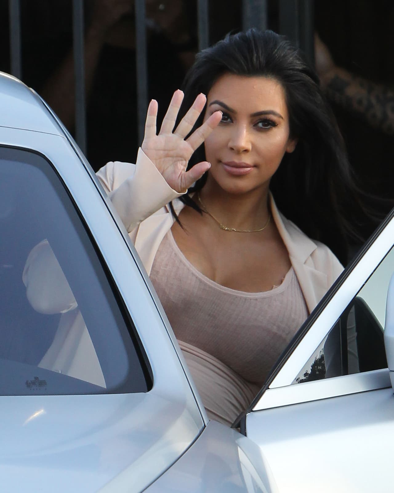 Kim Kardashian luce más bella que nunca con casi siete meses de embarazo.