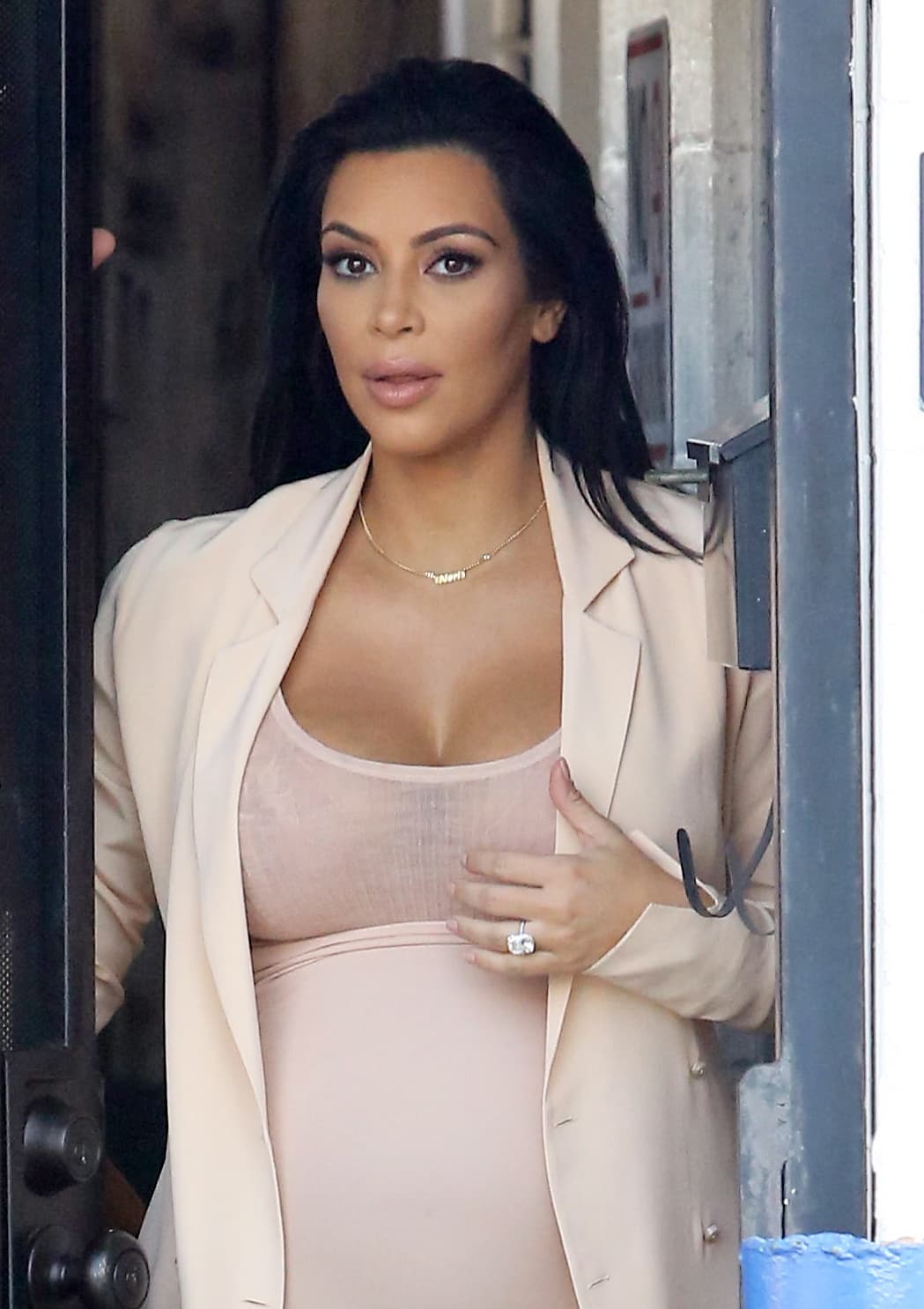 Kim Kardashian luce más bella que nunca con casi siete meses de embarazo.