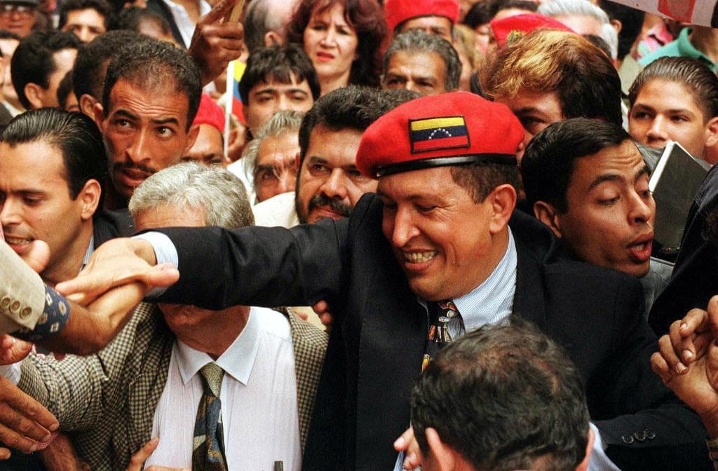 <b>Hugo Chávez político.</b> Entre 1995 y 1997 recorrió varias ciudades de Venezuela adelantándose a una posible campaña electoral para 1998. Entonces ya exponía su proyecto político, que se basaba en la convocatoria de una Asamblea Nacional Constituyente. En la foto del 29 de julio de 1997, Hugo Chávez se dirige al Consejo Supremo Electoral, máxima autoridad del sufragio venezolano, para inscribir su partido político Movimiento Quinta República (MVR), variación política del Movimiento Bolivariano Revolucionario 200 (MBR-200) que conformaron primero.