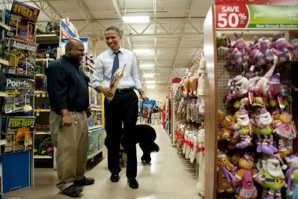 Primero fue a una tienda de mascotas en donde compró un hueso para Bo.