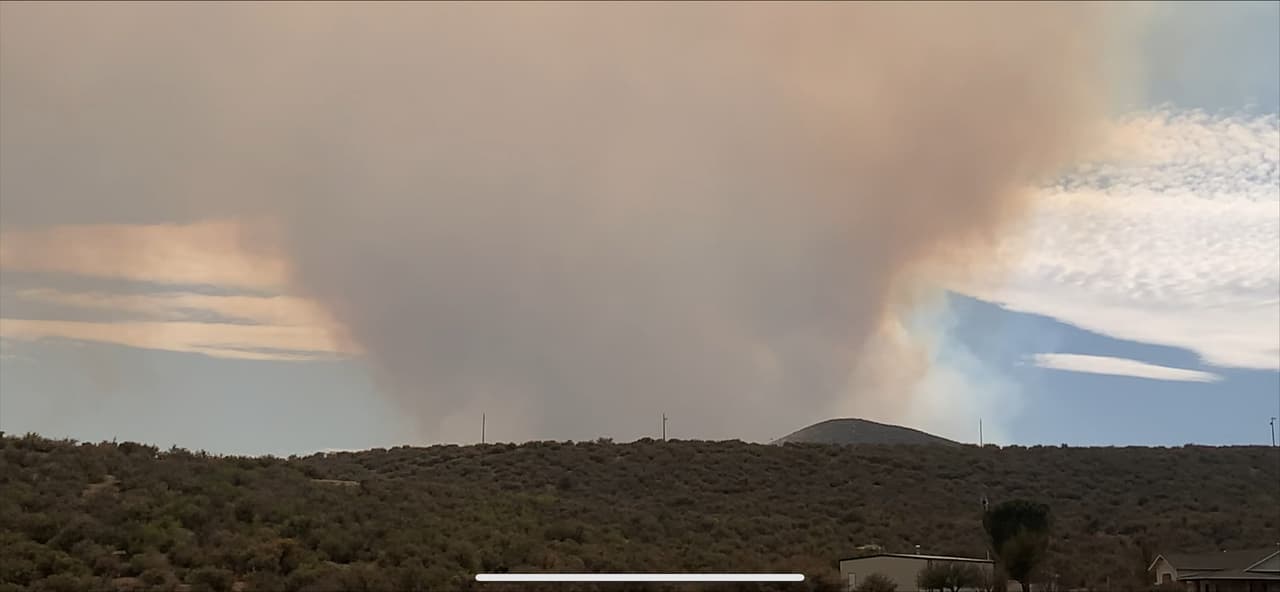 El humo puede verse desde varios lugares, incluidos Chino Valley, Mayer y Prescott Valley. Estas comunidades están bajo una orden de "GO", lo que significa que las personas deben evacuar de inmediato: Mtn. Pines Acres, Camp Kiva, Mt. Tridal, Lookout Mountain, Mt. Tritle, Kamp Kipa, Potato Patch, Breezy Pines, Walker Road residentes al sur de Lynx Lake.
