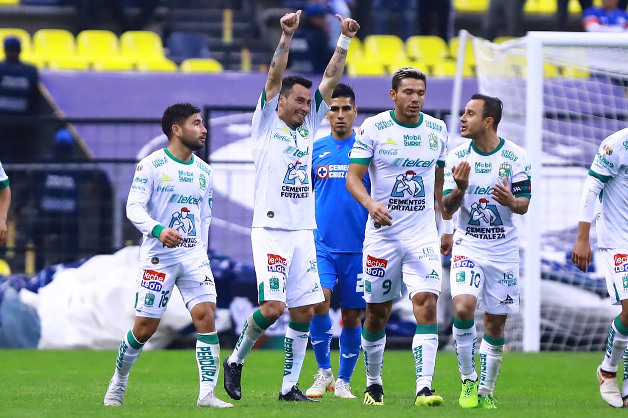 Los Esmeraldas del León superaron 3-2 al Cruz Azul en el Estadio Azteca y se vengan de alguna manera de la eliminación de la edición pasada de la Copa MX ente los Celestes.
