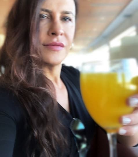 "Cuando hago mucho esfuerzo de hablar, otra vez (se pone más ronca), pero más o menos 
<b><a href="https://www.univision.com/entretenimiento/celebridades/actor-de-la-telenovela-llena-de-amor-cambia-de-sexo-y-muestra-su-sorprendente-transformacion-fotos" target="_blank">voy intentándolo</a></b> (hablar con voz de mujer)", agregó la española.