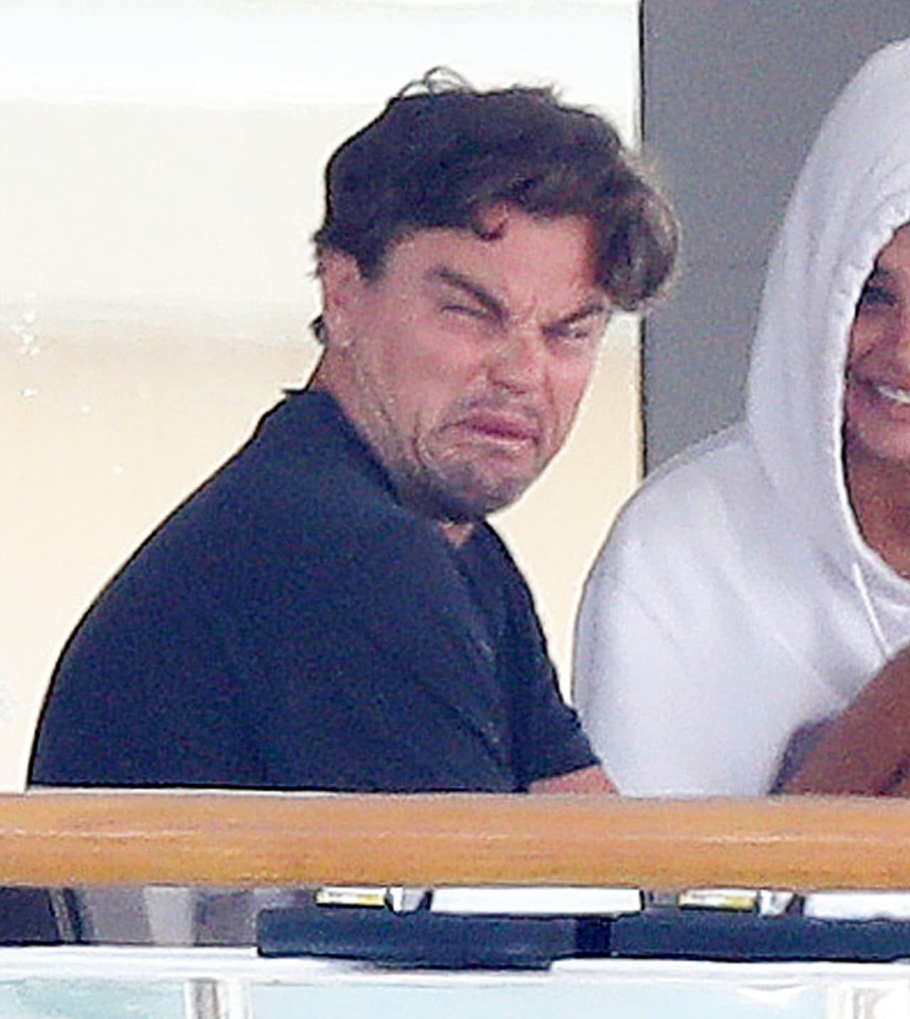 De acuerdo con Infobae, amigos íntimos de la pareja han indicado que cada día se consolida más la relación entre Leonardo y Camila.