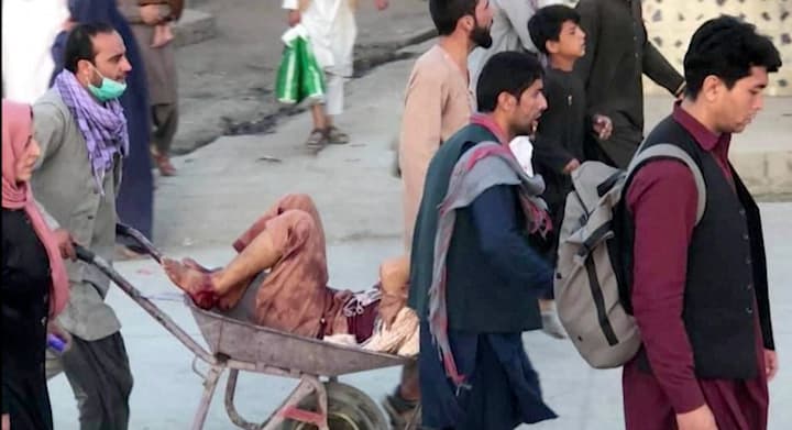 <b>En video: <b>“La gente fue arrojada por todos lados”: primeras imágenes tras las explosiones en el aeropuerto de Kabul que dejaron varios muertos</b></b>
<br>
<br>Hubo al menos dos explosiones cerca del aeropuerto de Kabul en medio de un enorme esfuerzo de evacuación de Afganistán. Civiles y miembros del servicio estadounidense están entre las víctimas.