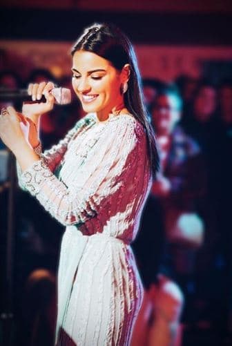 "[...] Ya más adelante les contaremos bien de qué se trata, pero es un proyecto que me gusta mucho. Tenemos ya casi un año trabajando en él y bueno, es una comedia, es muy divertida, tenemos un elenco increíble.", destacó la actriz.