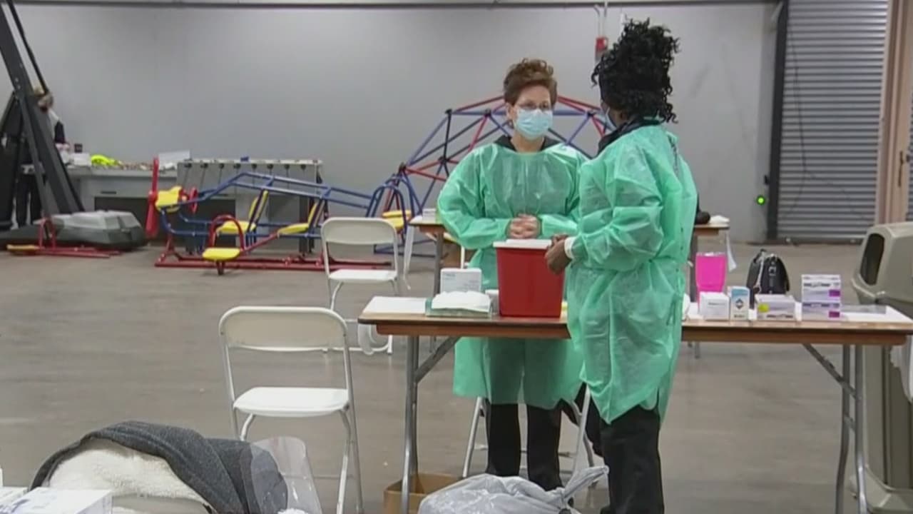 Este lunes comenzó a operar el ‘megacentro’ de distribución de las dosis en el Fair Park, en que se espera inmunizar a cerca de 2,000 personas diariamente. Cabe destacar que, para ser vacunado en el lugar, debes registrarte en la página web 
<a href="https://www.dallascounty.org/" target="_blank">dallascounty.org</a>.