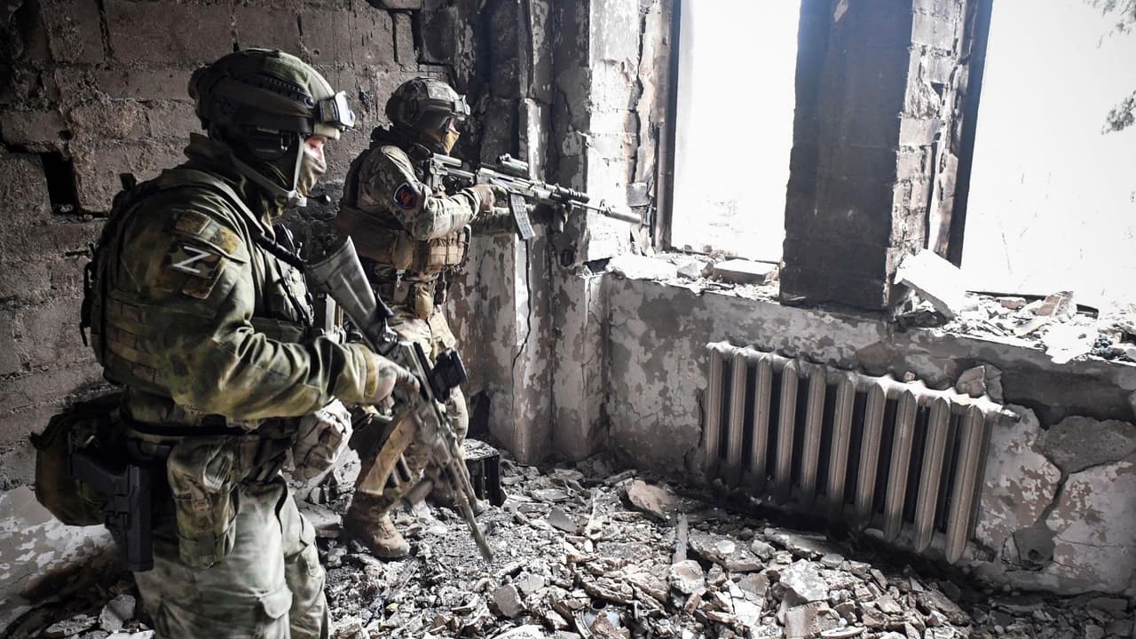 En video: Este domingo se cumplen dos meses de la invasión rusa a Ucrania, que ha dejado miles de muertos y más de cinco millones de refugiados. Mientras el presidente Volodymyr Zelensky continúa asegurando que confía en la victoria, su primer ministro, Denys Shmyhal, ha dicho que las fuerzas rusas son muy superiores y en los últimos días se han intensificado los ataques al este del país. Entretanto, EEUU ha prometido seguir enviando ayuda militar a Ucrania. 
<b><a href="https://www.univision.com/noticias/mundo/elecciones-francia-macron-ganador-reelegido" target="_blank">Más noticias aquí.</a></b>