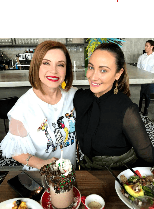 Cerca del centro de la ciudad el recién abierto Bistro Café se ha convertido en el punto de encuentro de personalidades de la tv. Aquí vemos a la periodista 
<b>Lourdes del Río con la actriz Karla Monroig. </b>