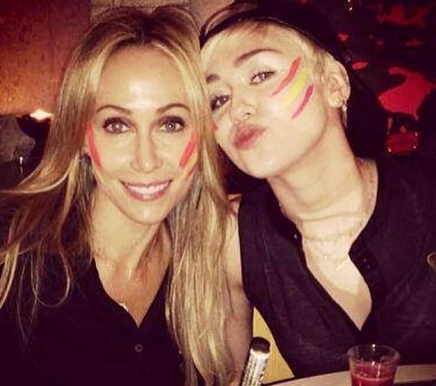 A los 14 años, Miley reveló a su madre que era bisexual. La cantante señaló que fue aceptada sin problemas.