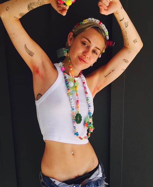 Miley también ha dicho que estaba dispuesta a dejarse consentir por un chico o una chica, siempre y cuando estos fueran mayores de edad.