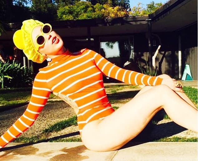 Pero los problemas quedaron atrás, ahora Miley disfruta a lo grande junto a una chica, al menos eso dejaron ver las fotos.