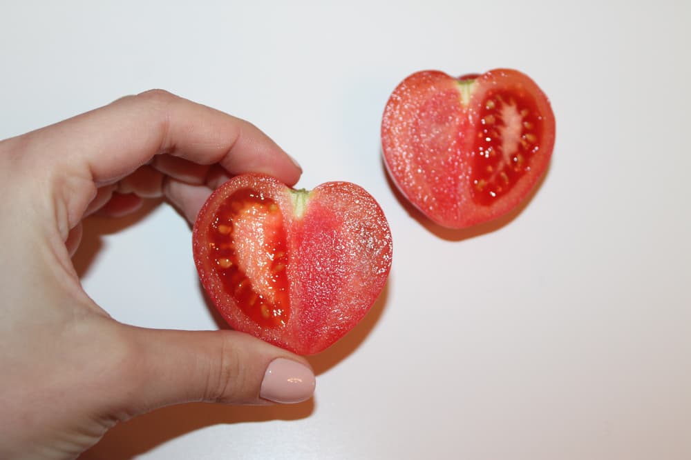 Las personas que consumen más licopeno son más propensas a estar protegidas contra enfermedades cardiovasculares, y reducen el riesgo de contraer diabetes o padecer alzheimer y otros trastornos asociados al envejecimiento prematuro.