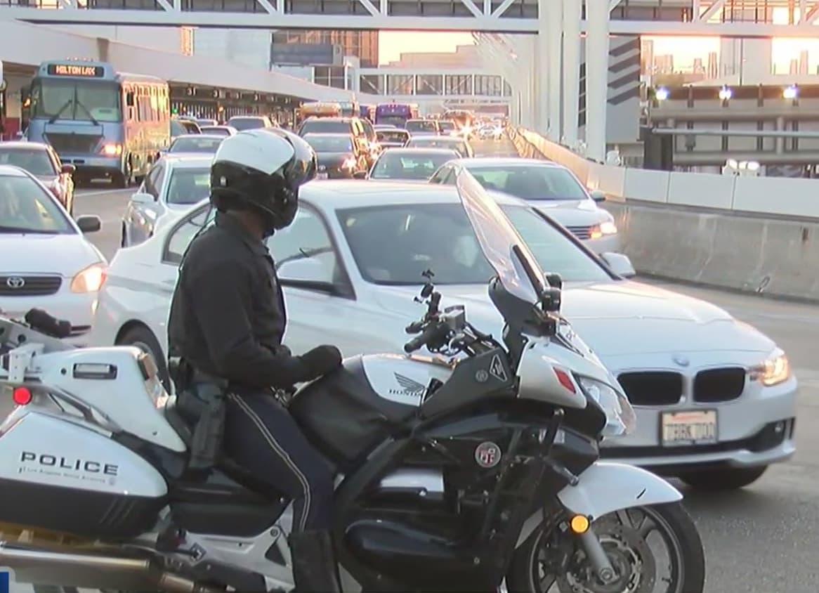 Además, también criticaron la poca accesibilidad que hay hacia y desde el aeropuerto, ya que no hay otra manera para entrar o salir que no sea en automóvil.
<br>