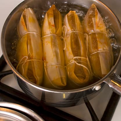 Como relleno se usa la carne de cerdo picada y refrita con especias, aceitunas, alcaparras y ají picante. Algunas personas le echan pasas y granos.