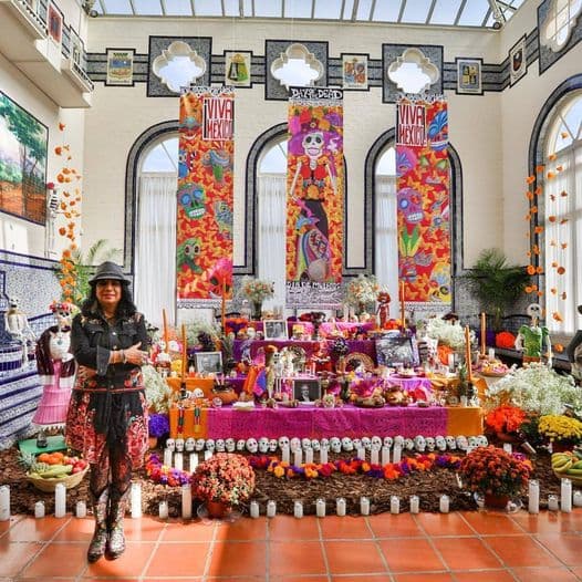 <b><a href="https://redcalacastudio.com/" target="_blank">Celebrate Día de Los Muertos with Rosalía Torres-Weiner (1 de noviembre)</a>: </b>La artista de Charlotte, Rosalia Torres-Weiner, de Red Calaca Studio, está creando una ofrenda o altar del Día de los Muertos para que el público la vea en Albemarle Road, donde las personas pueden honrar a los seres queridos que han perdido, en particular a aquellos que han muerto de covid-19.