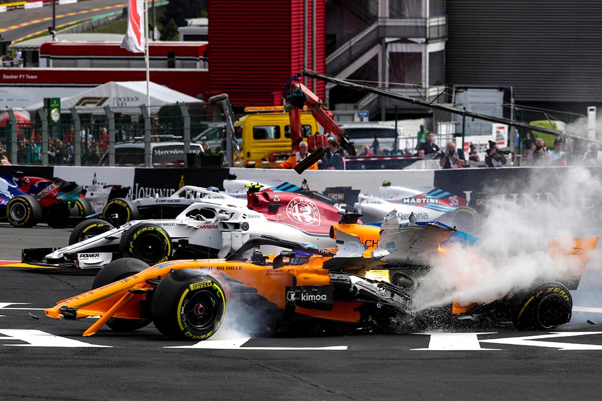 VXH01. Francorchamps (Belgium), 26/08/2018.- Spanish Formula One driver Fernando Alonso of McLaren crashes during the start of the 2018 Formula One Grand Prix of Belgium, at the Spa-Francorchamps race track near Francorchamps, Belgium, 26 August 2018. (Bélgica, Fórmula Uno) EFE/EPA/VALDRIN XHEMAJ