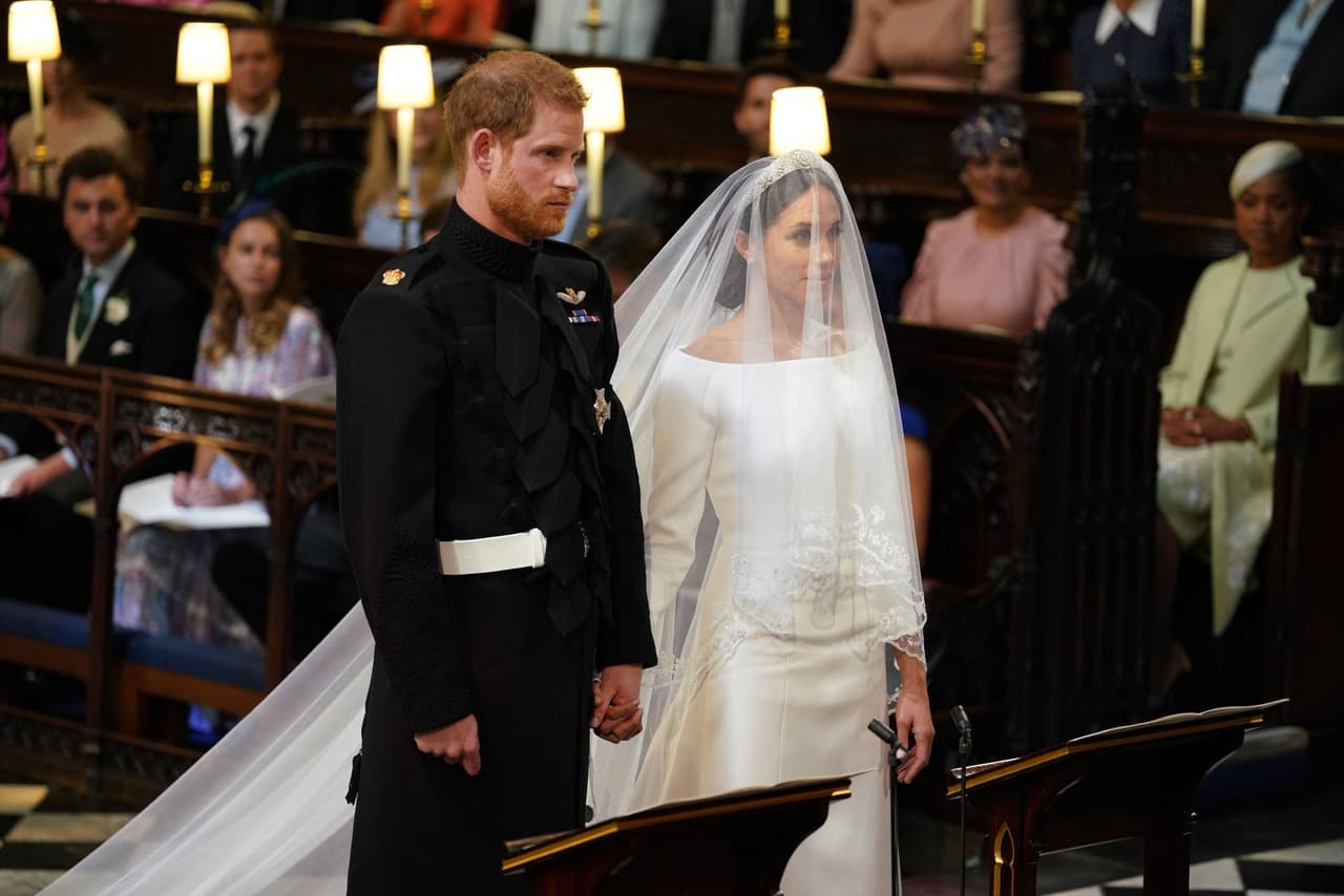 Desde que estaba en espera de la novia, el príncipe Harry se mostró emocionado. Con su atuendo militar, estaba listo para recibir a Meghan Markle para hacerla su esposa.