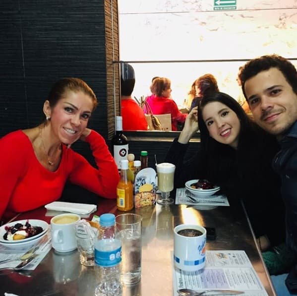 Sánchez Azuara también compartió que en vida, Daniela era la encargada de montar 
<b><a href="https://www.univision.com/entretenimiento/rituales/el-altar-de-muertos-sus-elementos-y-significado-fotos" target="_blank">el altar de muertos</a></b> que tradicionalmente se prepara en muchos hogares de México como parte de la celebración del Día de Muertos.