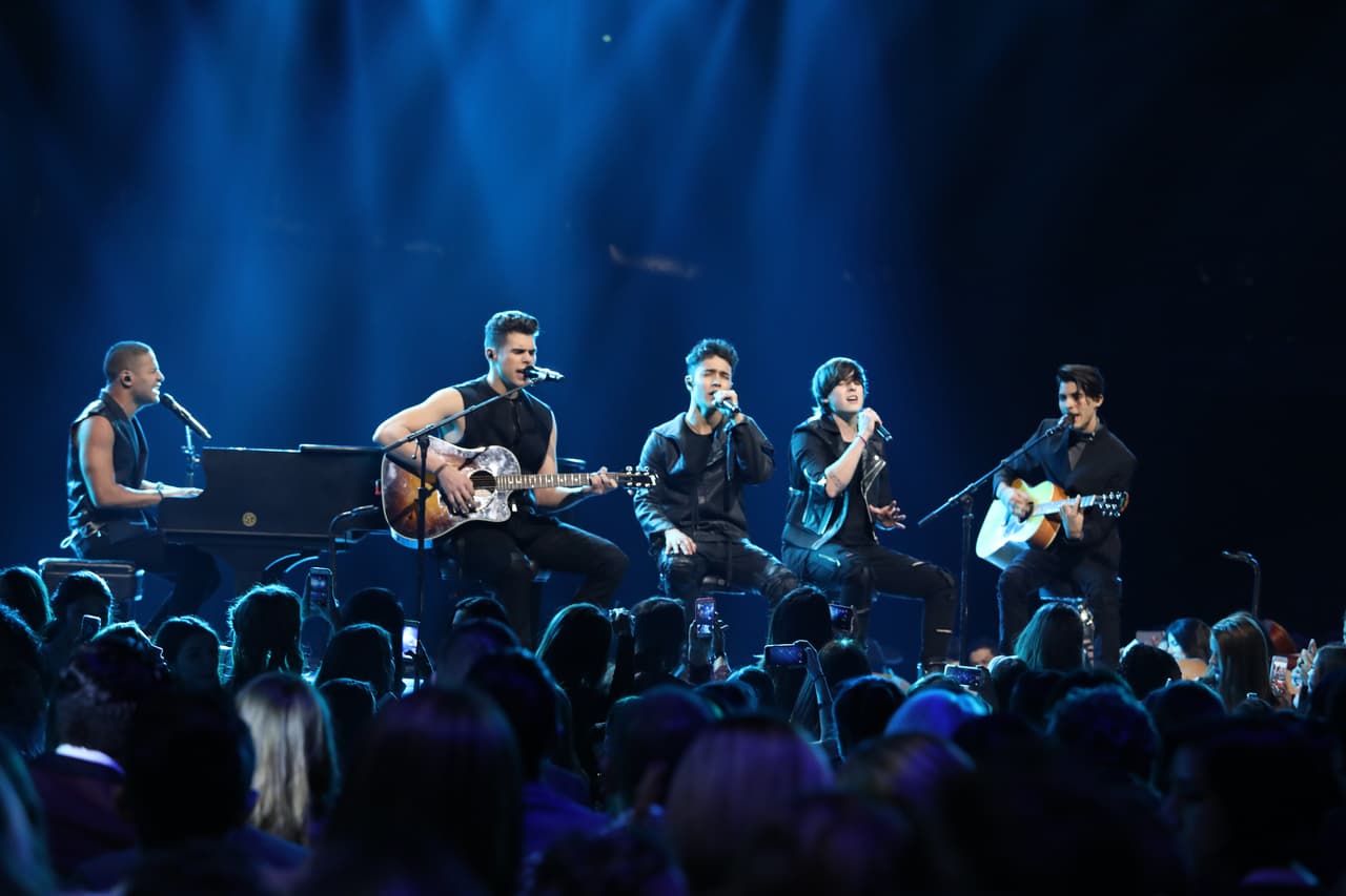 Los chicos de CNCO se presentaron en el escenario de Premio Lo Nuestro.