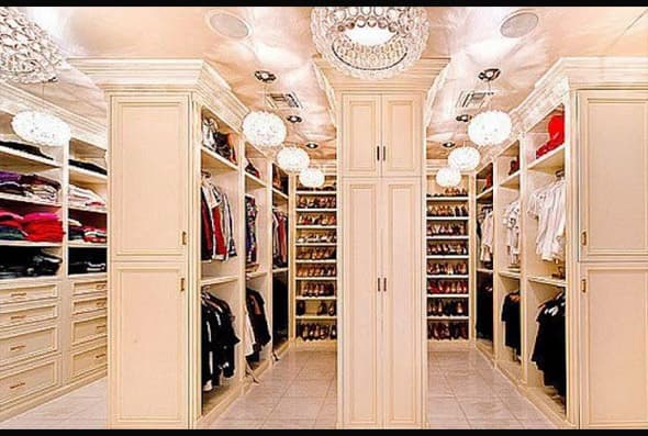 Su clóset es el sueño de toda mujer, ¡hasta parece que uno se podría perder ahí!
