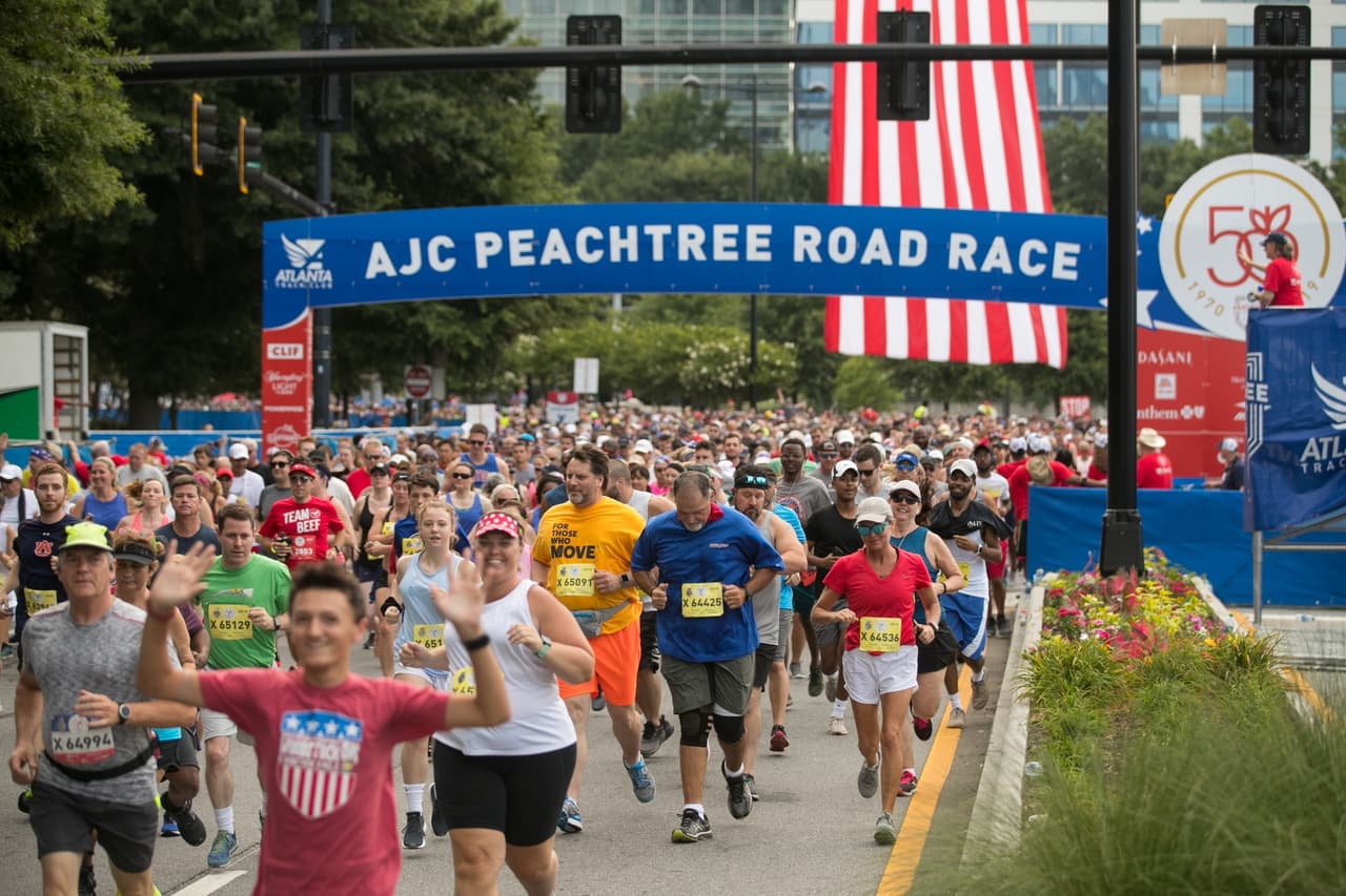 <b><a href="https://www.atlantatrackclub.org/peachtree" target="_blank">AJC Peachtree Road Race (4 de julio)</a></b>: La Atlanta Journal-Constitution Peachtree Road Race 2022 se llevará a cabo el 4 de julio. La inscripción estará abierta del 15 de marzo al 31 de marzo de 2022.