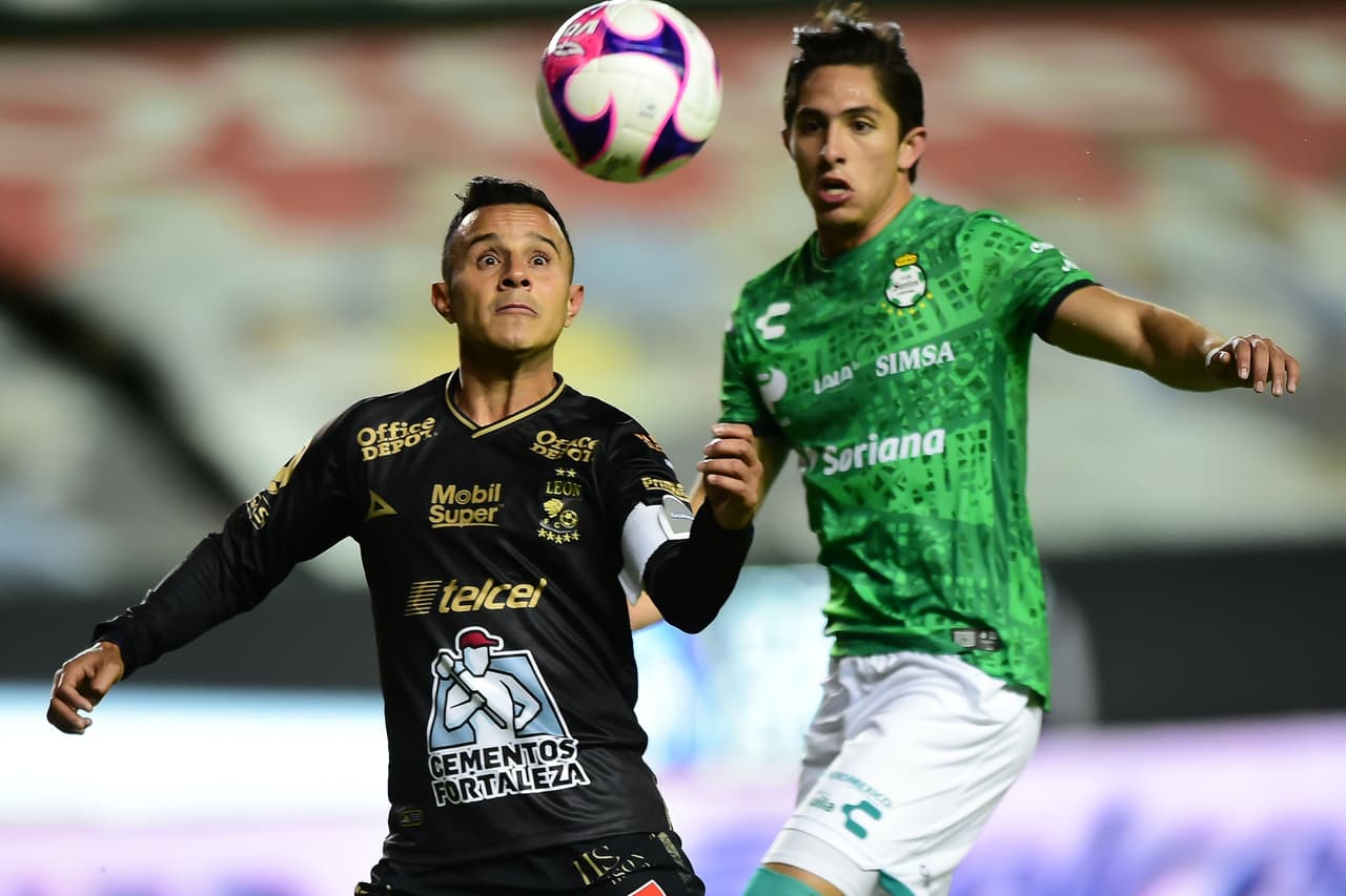 El conjunto Esmeralda sigue consiguiendo puntos y con goles de David Ramírez y Luis Montes, los locales logran remontar y se quedan con los tres puntos en el Nou Camp.