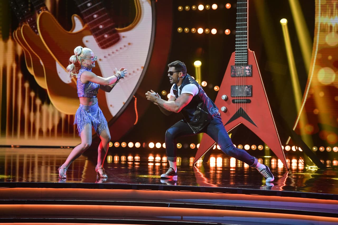 Pedro presentó la coreografía de 'Kiss you'.