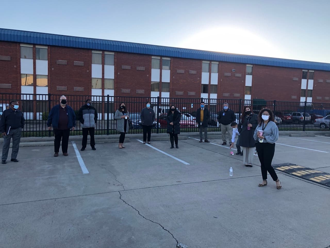 En tiempos donde mantener contacto con las familias es todo un desafío, Irving ISD dice haber identificado una oportunidad para plantearse como meta ir más allá de las aulas indagando qué está pasando con los estudiantes y sus familias.