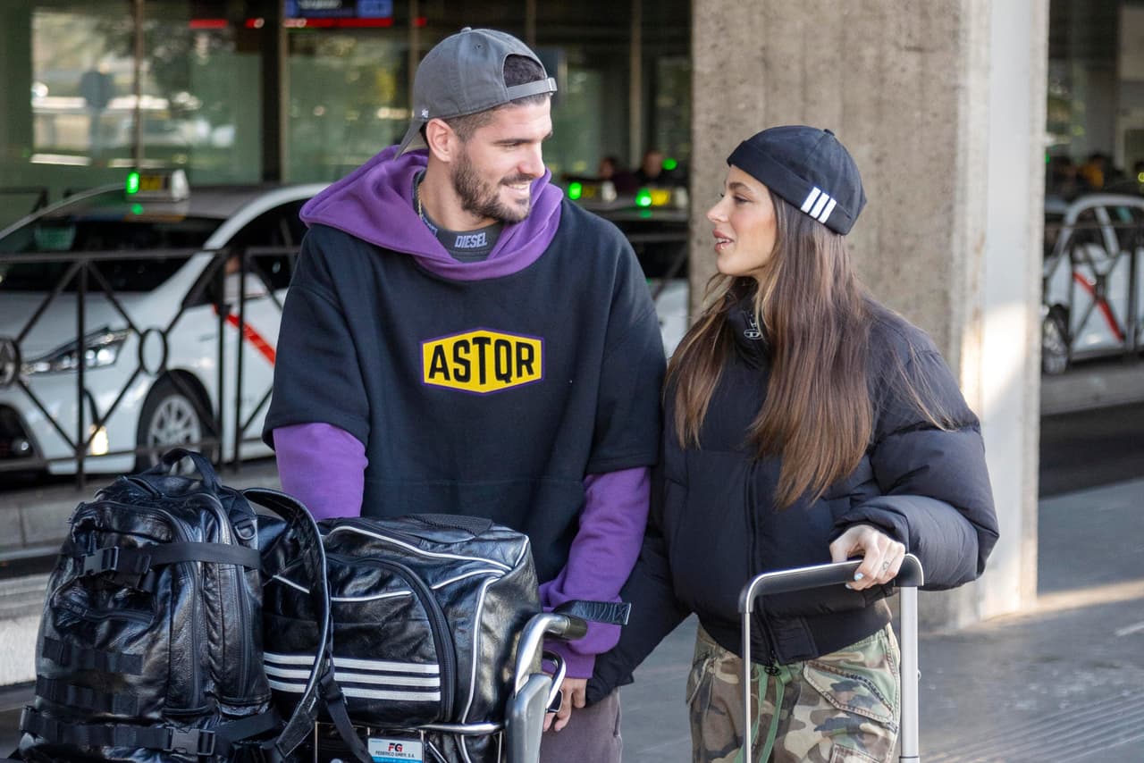 Pese a que llevaban varias maletas con sus pertenencias caminaron tomados de las manos.