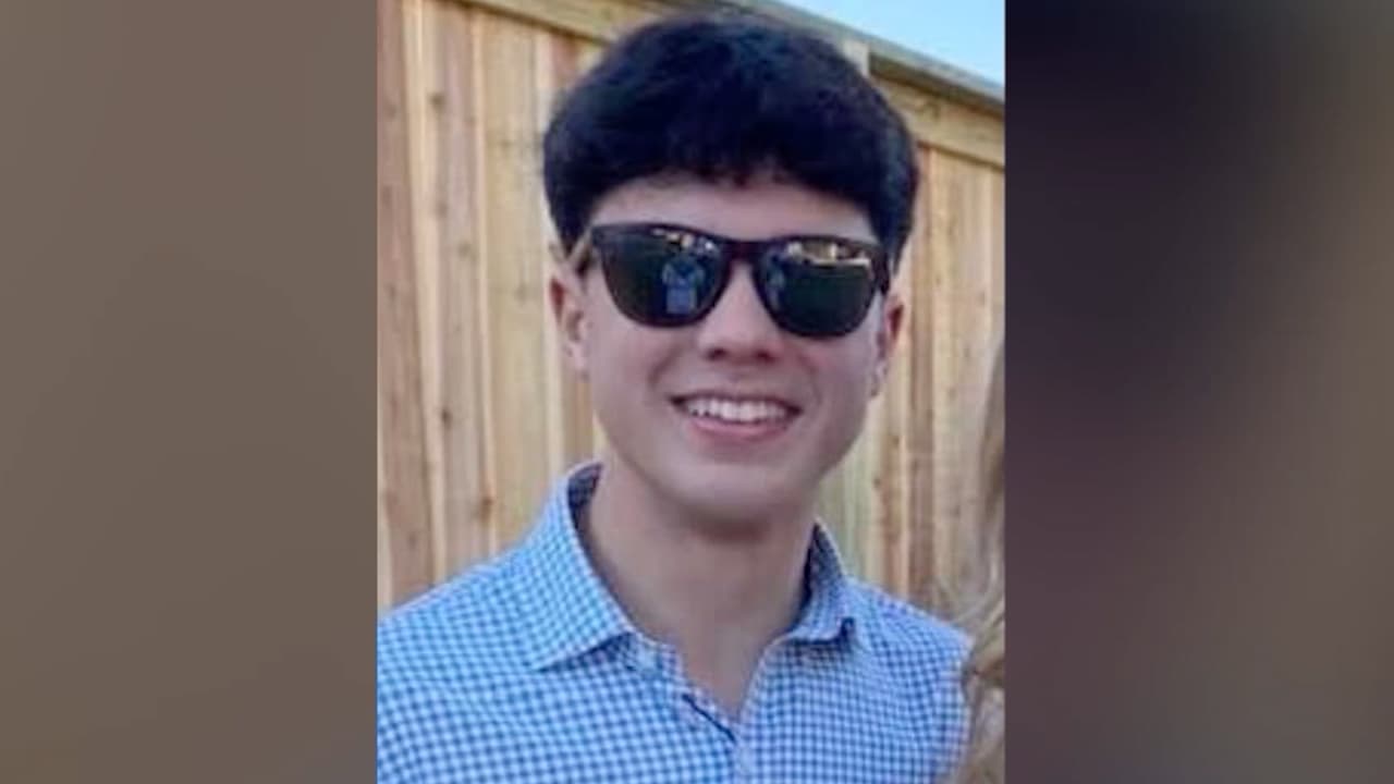 "Mi hermano pequeño Cole fue atacado por un grupo de sus compañeros de equipo de fútbol de Brazoswood,
<b>quienes armaron un plan de lo más cobarde para aislarlo, y lo atacaron por la espalda</b>. ¡Actualmente está luchando por su vida en la UCI y necesitamos su ayuda!", indicó el hermano a través de su página de Facebook.