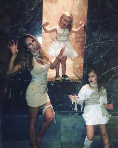 Geraldine Bazán y sus dos pequeñas vistieron de muñecas muertas.