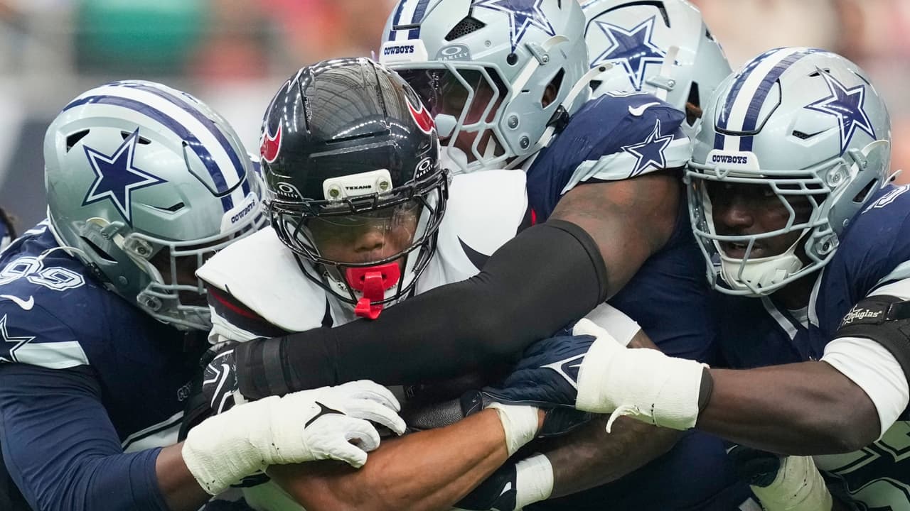 <h3 class="cms-H3-H3">Jerry Jones le hizo espacio en su vuelo</h3> Cuando los Cowboys juegan fuera de casa, los jugadores normalmente salen juntos del estadio, toman autobuses 
<b>y regresan a Dallas en un mismo vuelo.</b>
<br>James hizo 
<b>otro recorrido.</b>
<br>El 
<i>linebacker</i> voló con Jerry Jones y su familia, una alternativa que 
<b>le permitió salir antes de Houston mientras su esposa estaba en labor de parto.</b>
<br>James, de 22 años, 
<b>está en su segunda temporada con Dallas. </b>
<br>
<b>Los Cowboys lo seleccionaron en el Draft de 2025</b> después de su etapa universitaria en Florida.