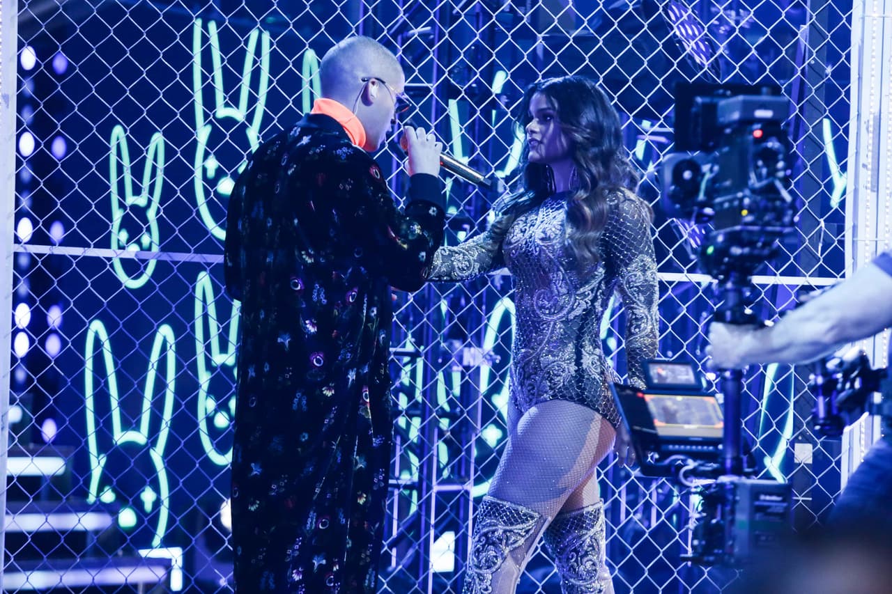 El cantante interpretó su sencillo más reciente 'Mía'.