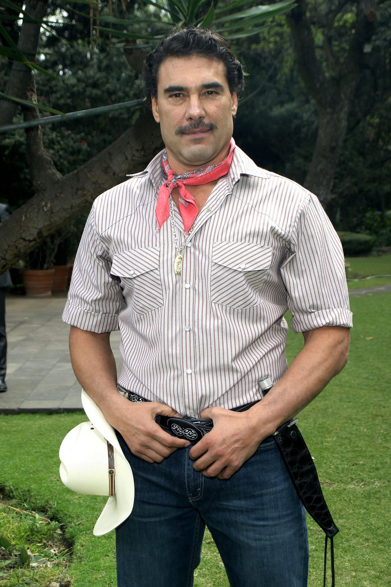 El actor tiene un cuerpo que cuida mucho y cada vez que puede luce con singular encanto.