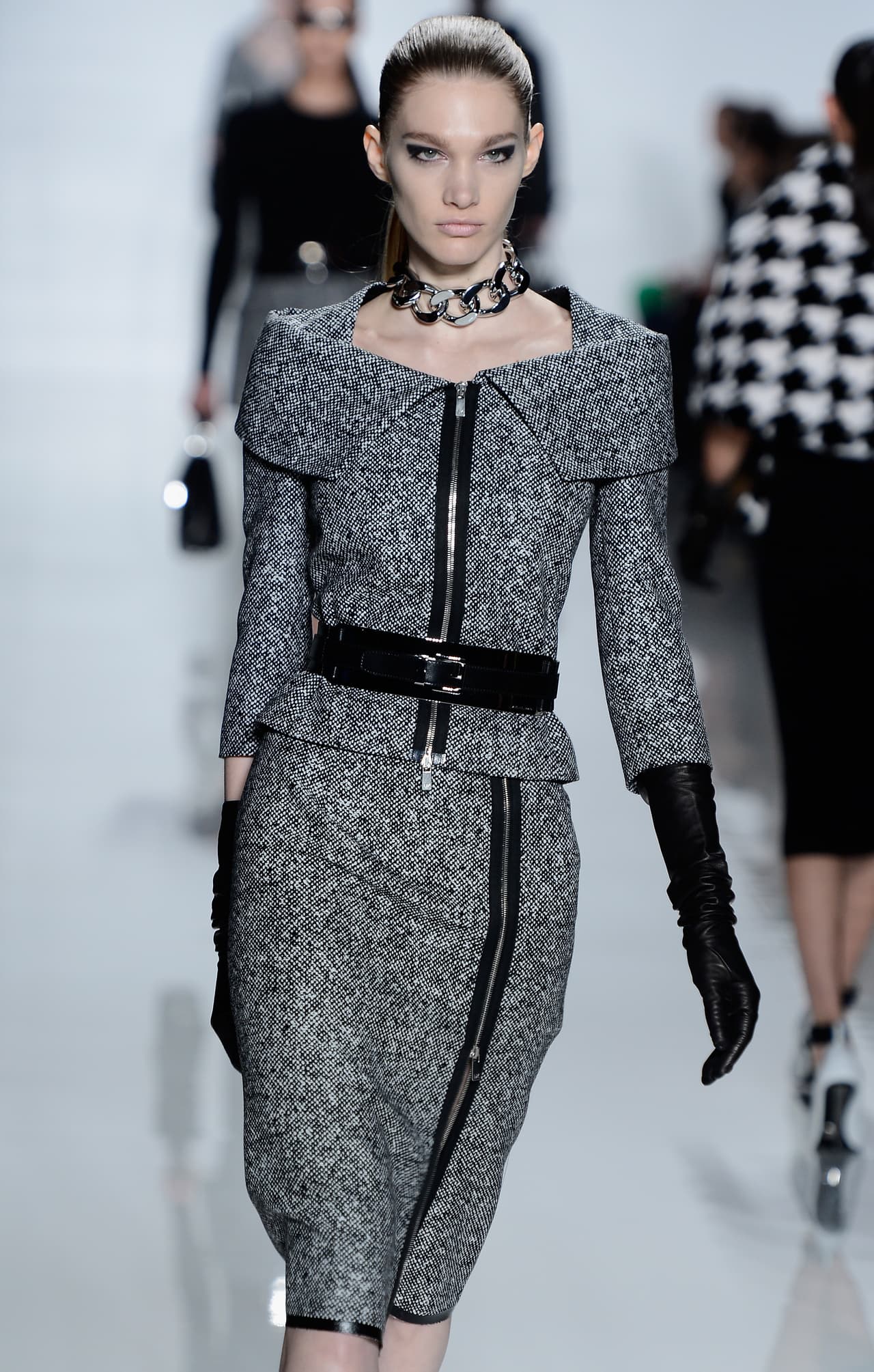 Para una ocasión patriótica nada mejor que elegir un vestido del diseñador estadounidense 
<b>Michael Kors.</b> Este de paño y cierres metálico fue presentado en la colección 
<b>Fall 2013</b>