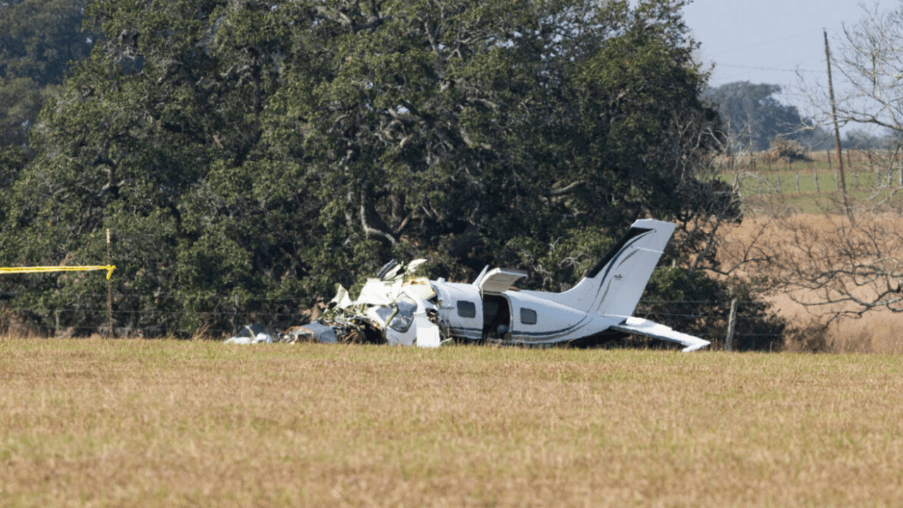 Cae avioneta al sureste de Texas: mueren 4 personas y una resulta herida