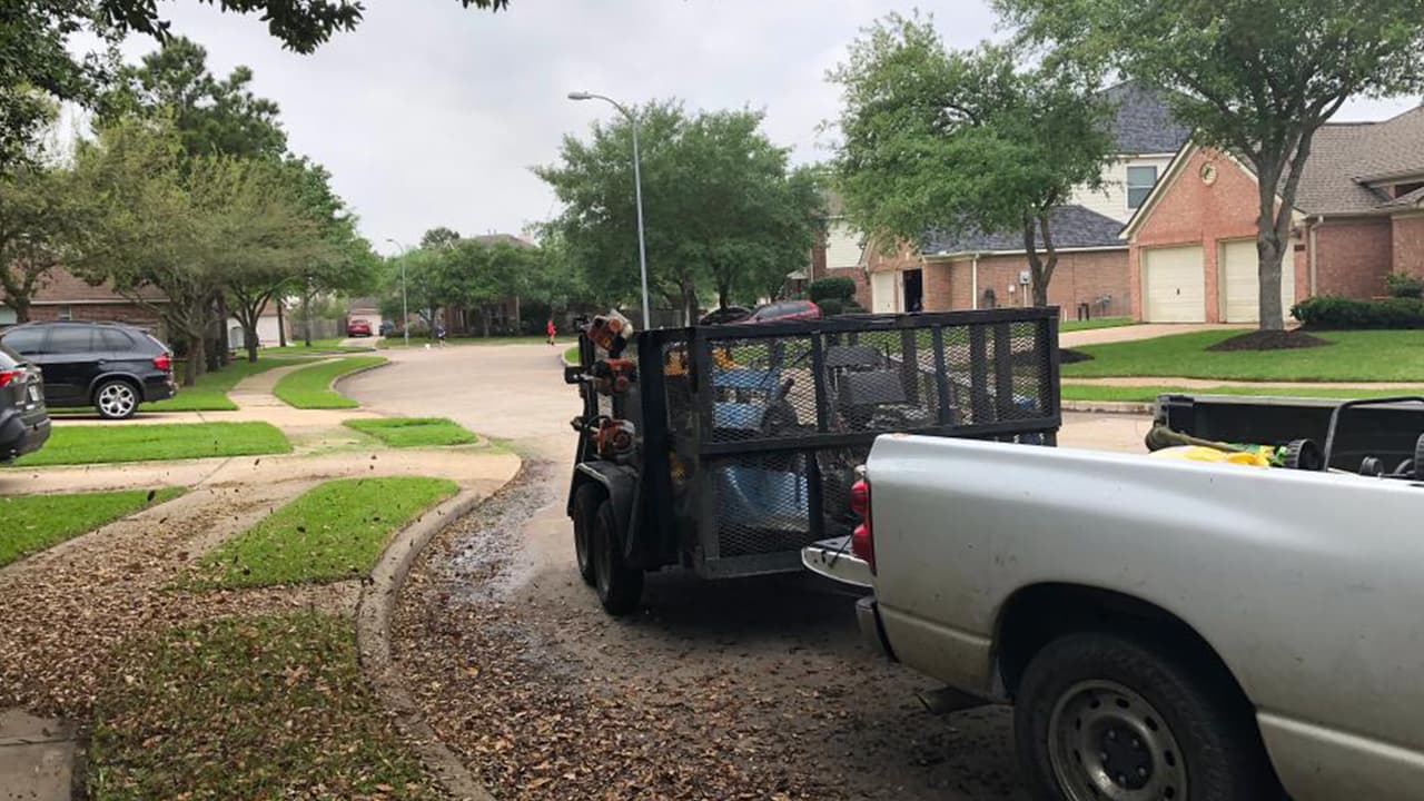 “Traigo en mi camioneta desinfectantes, ropa para cambiarme, traemos mascarillas, pero están escasas, así es que las cuidamos mucho”, señaló.