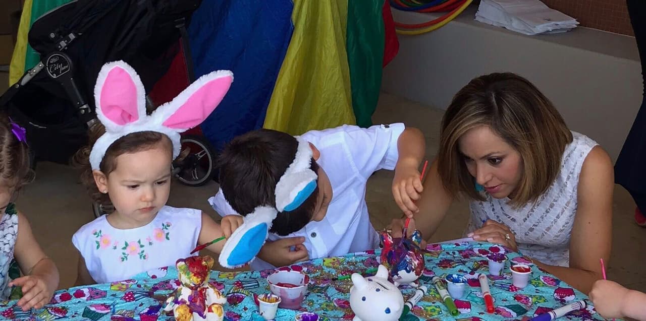 Bruce y Alana estaban muy concentrados en su trabajo.