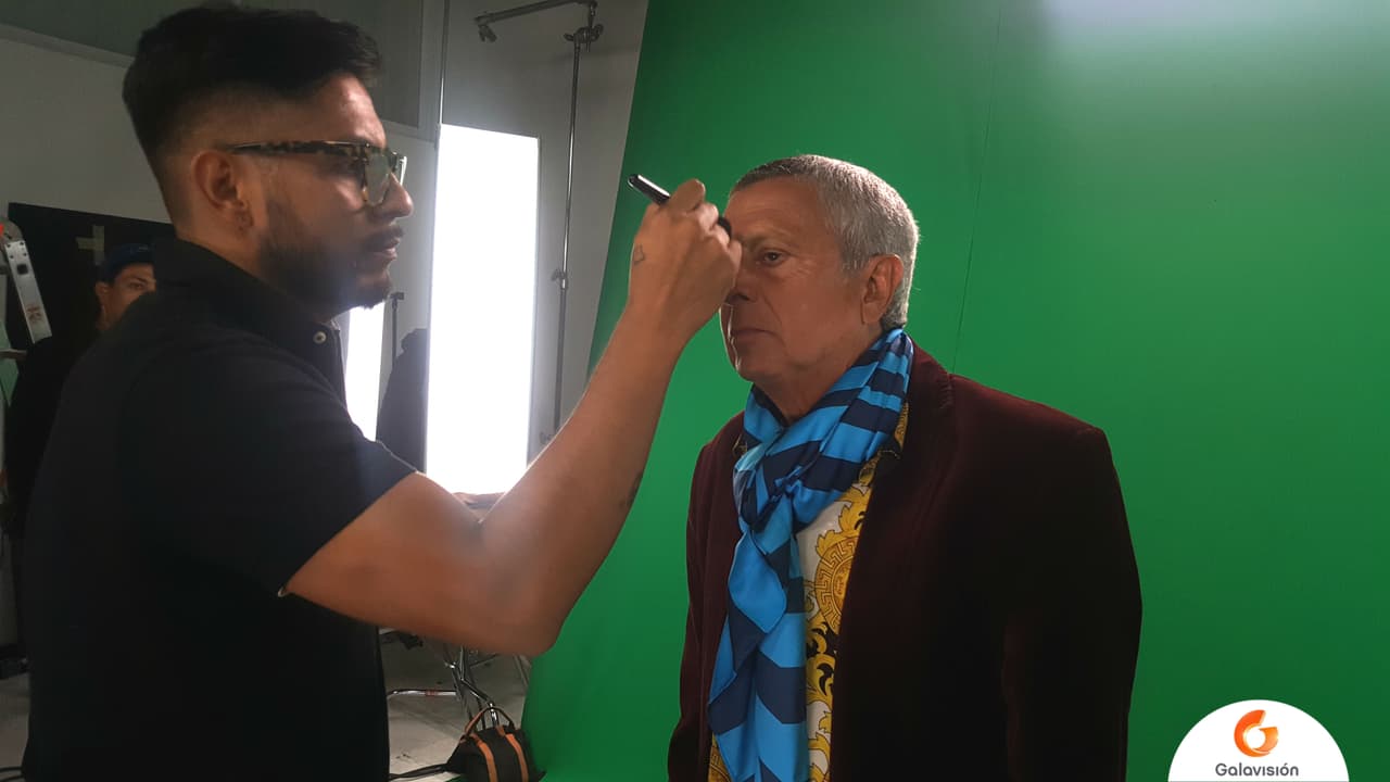 Después de unos minutos Frankie tuvo un pequeño retoque de maquillaje para evitar el brillo ante las cámaras.