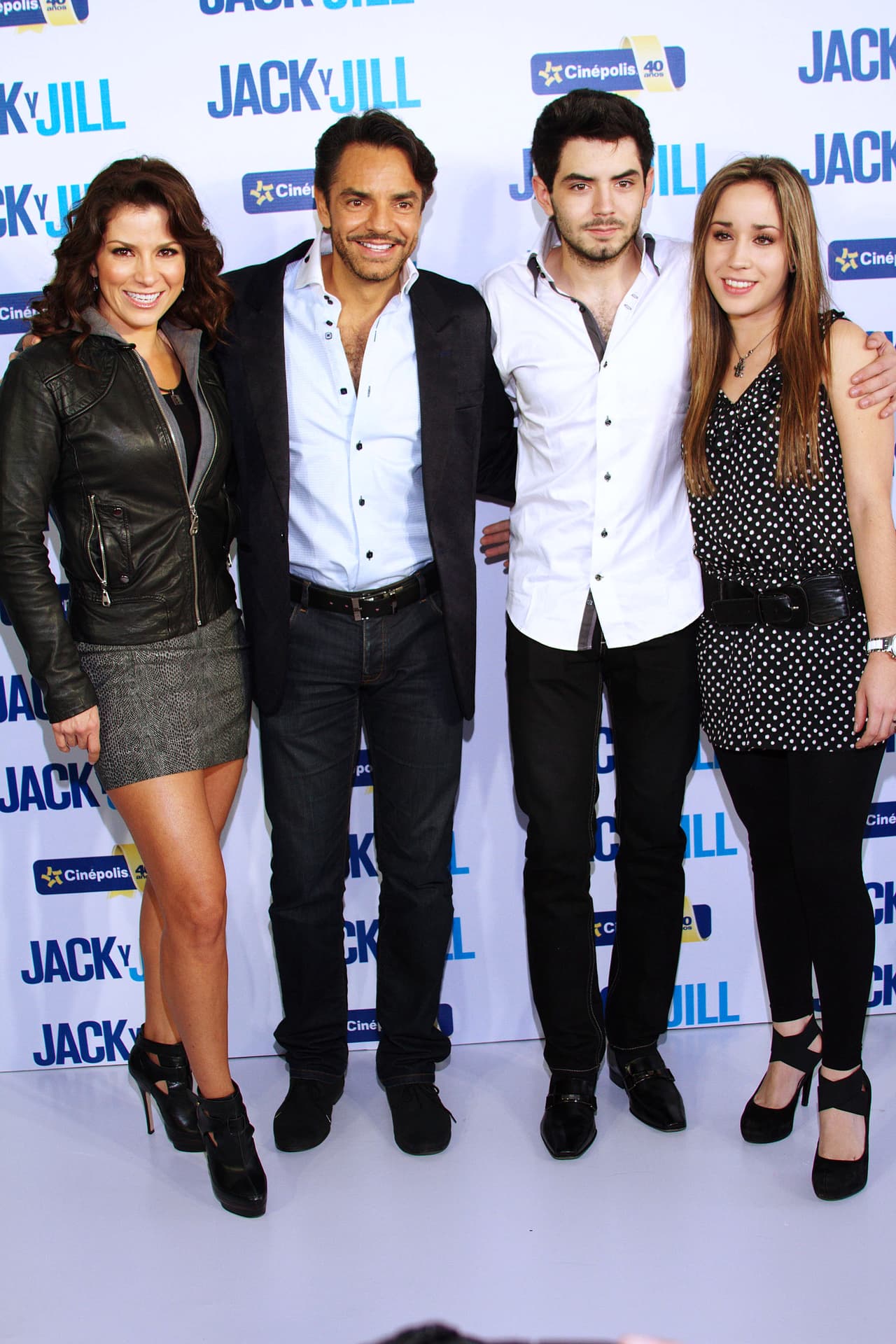 “Llegó un momento en que ya estaba totalmente acoplado con mi papá, y hablé con mi mamá y le dije: ‘Oye, creo que ya es momento de que regresemos’. De regresar a la casa con mi mamá y platicar y empezar a poder llevar una mejor relación madre e hijo. Y regresé”, relató el actor.