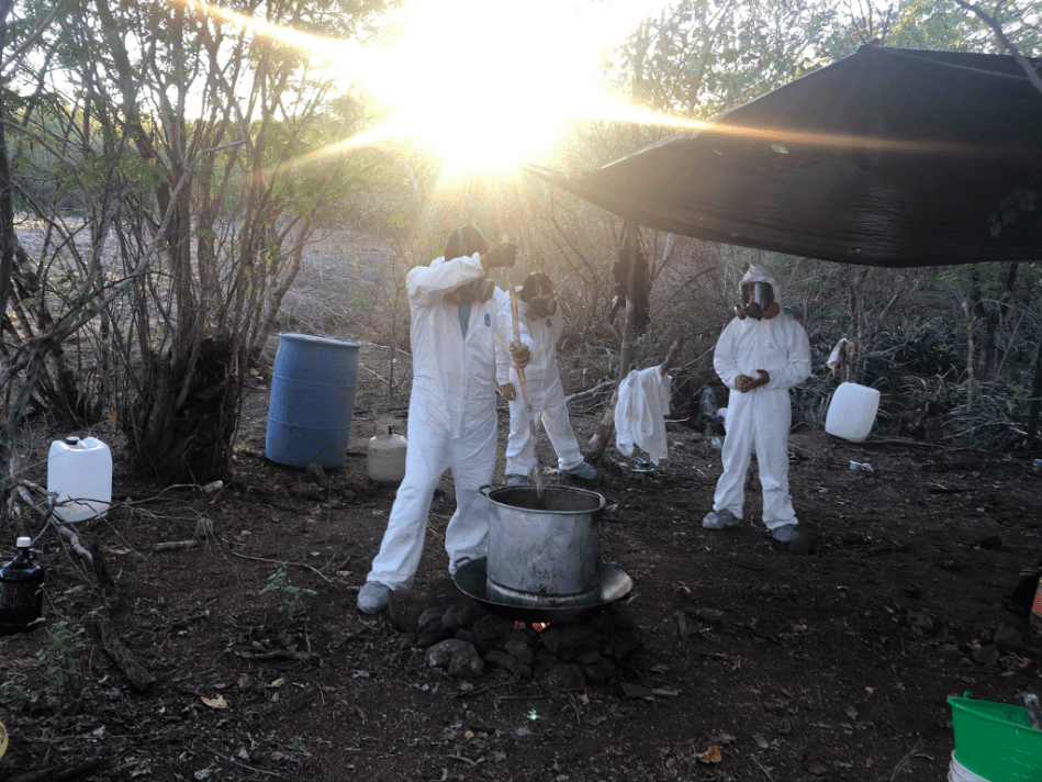 Tres cocineros preparan fentanilo en un laboratorio clandestino del cartel de Sinaloa.