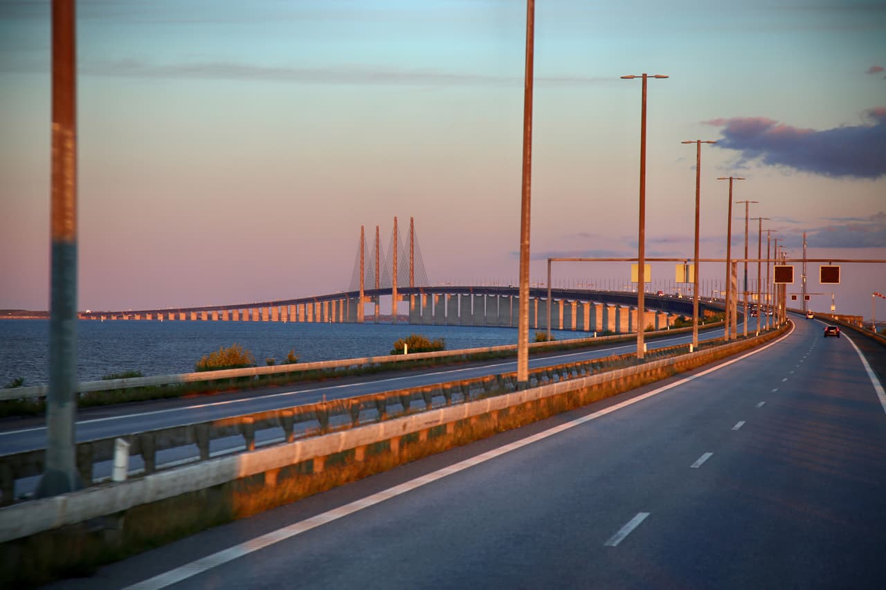 <b>Puente de Oresund.</b> 
<br>
<br>Es el puente de carretera y ferrocarril más largo de Europa. Recorre casi cinco millas hasta una isla artificial. Allí la vía se transforma en un túnel que recorre dos millas y media más, para conectar a Dinamarca con Suecia.
<br>